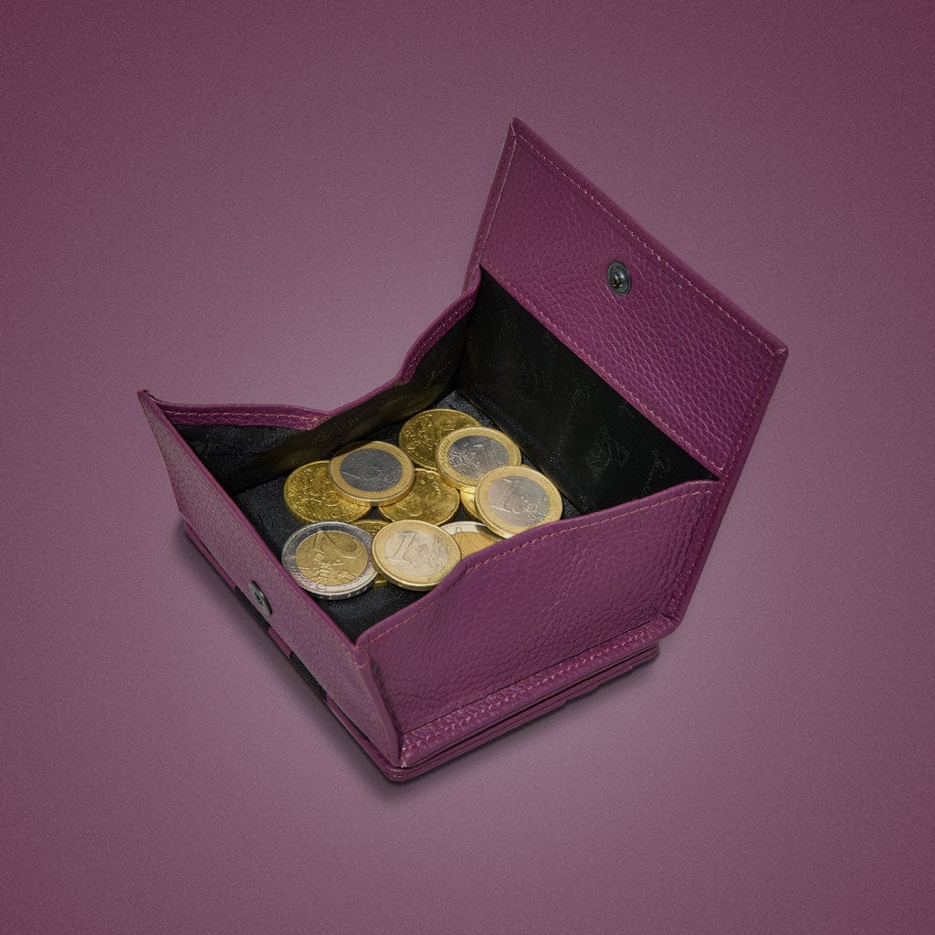 flap boy ladies edtion berry chic liegt mit aufgeklappten muenzfach steht auf einem lila tisch