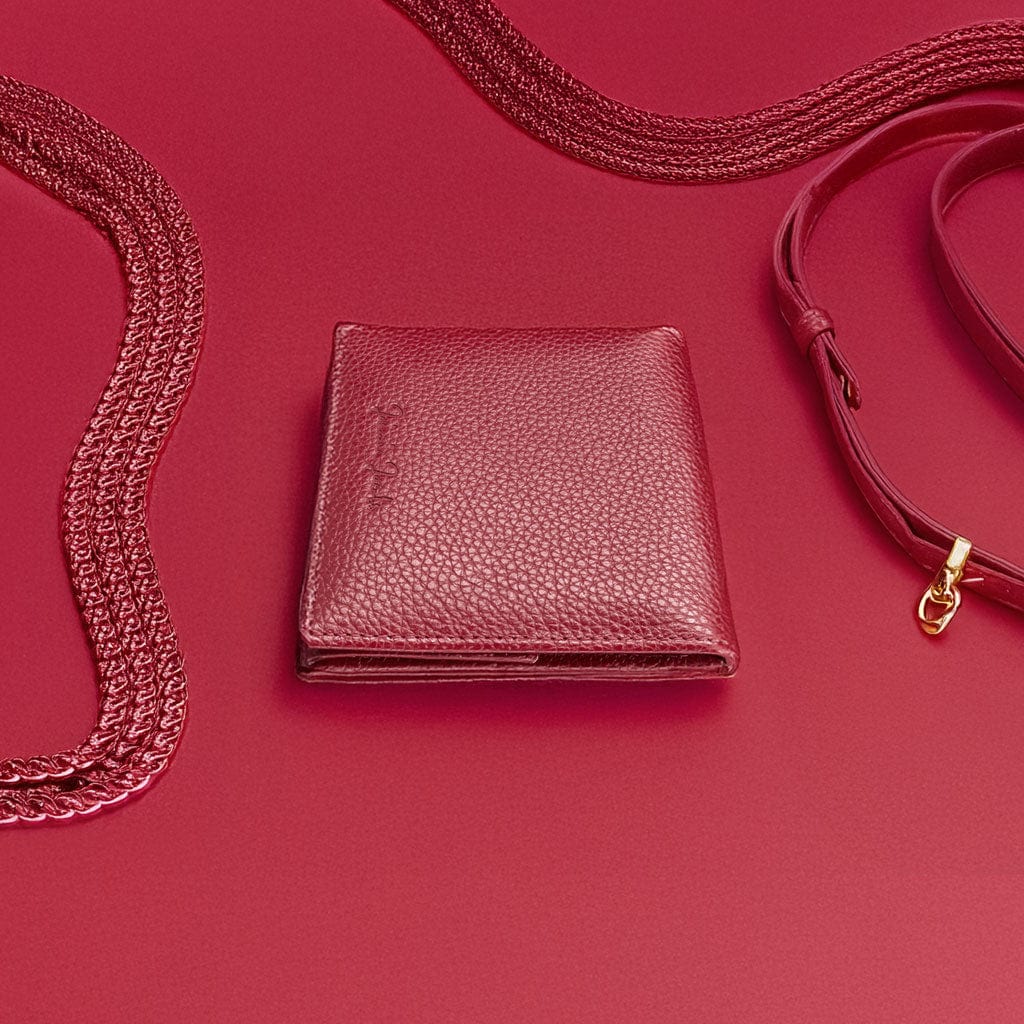 flap boy ladies edtion red rosso milano liegt auf einen roten tisch