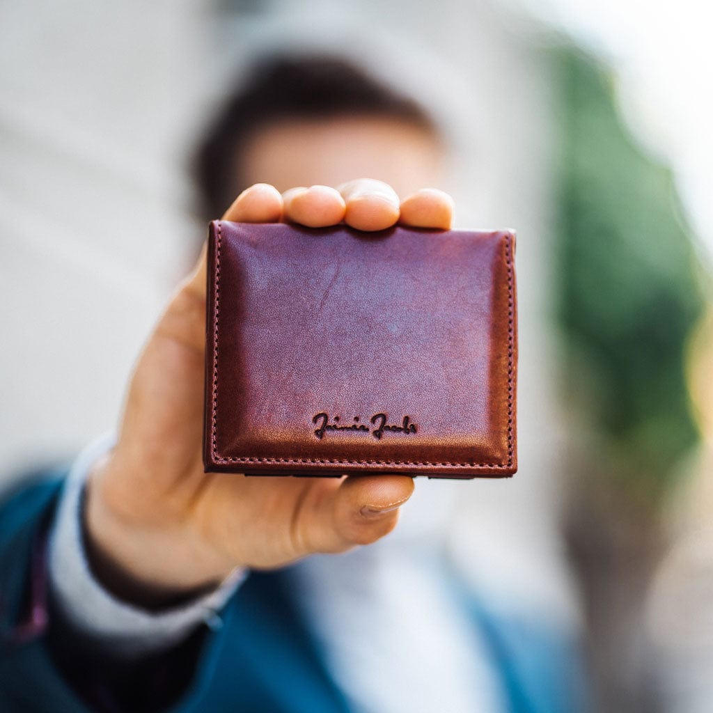 mann haelt den flap boy magic wallet mit wow-effekt in die kamera
