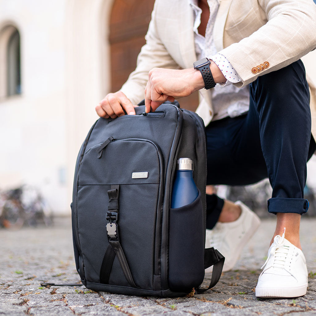 Mann sitzt hinter den jaimie jacobs daypack