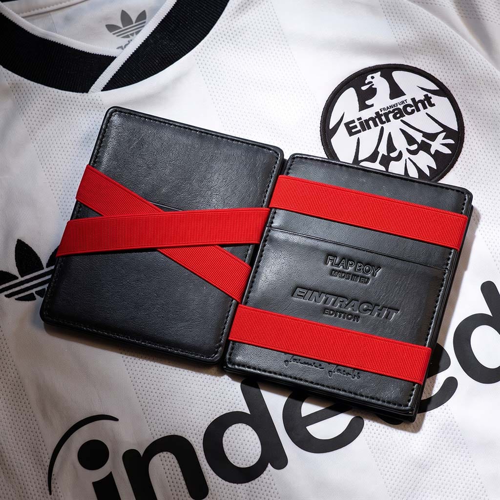 Jaimie Jacobs Flap Boy lies open on an Eintracht Frankfurt away jersey from season 26-27