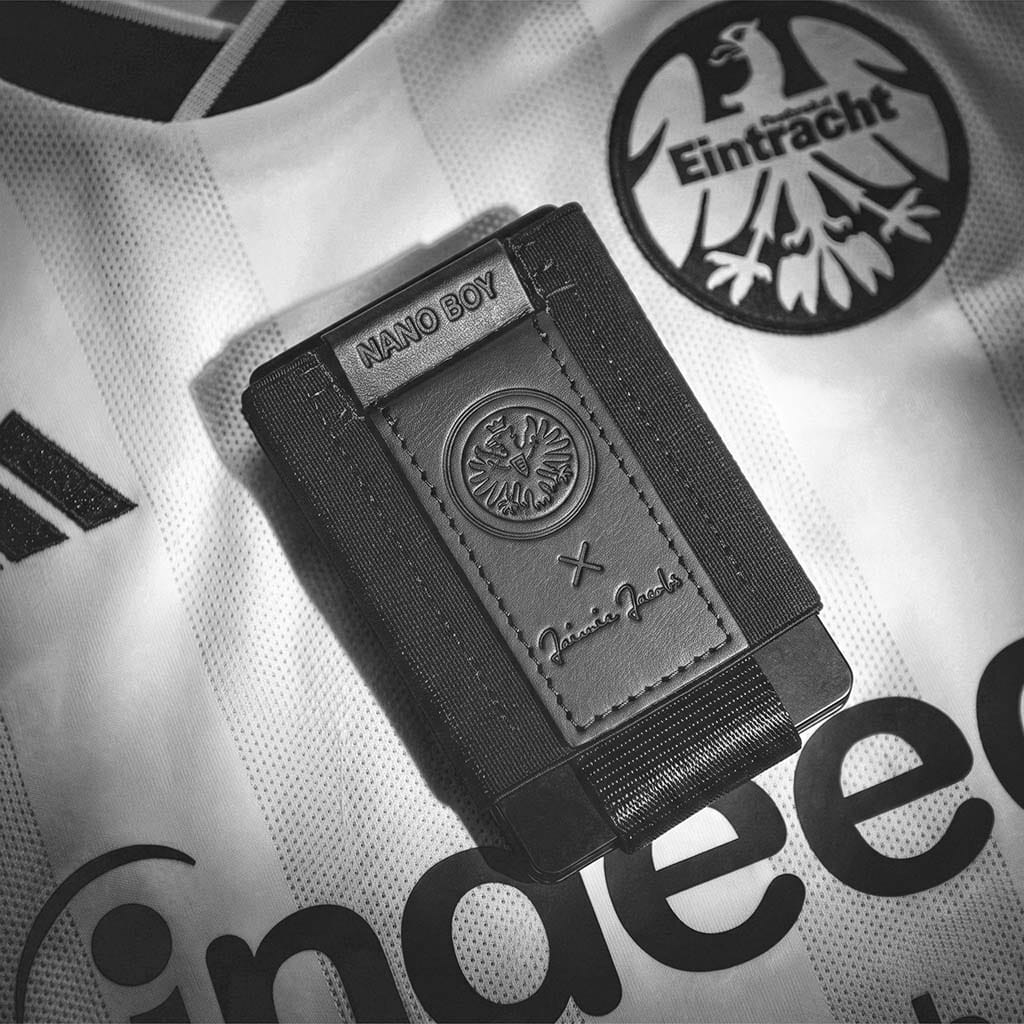 Nano Boy Pocket Eintracht Frankfurt Edition from Jaimie Jacobs lies on the away jersey from Eintracht Frankfurt