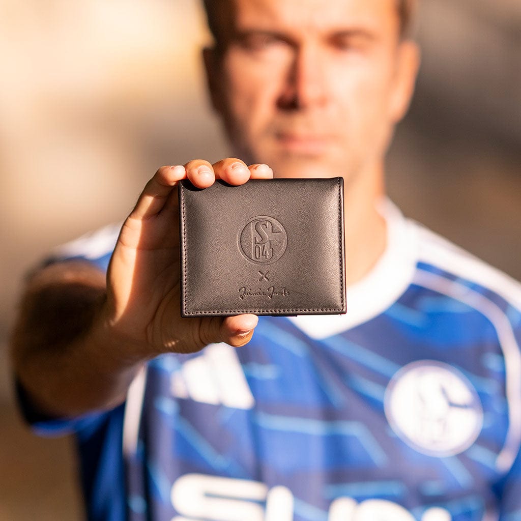 fc schalke 04 edition jaimie jacobs gedlbeutel flap wird von einem fan in die kamera gehalten