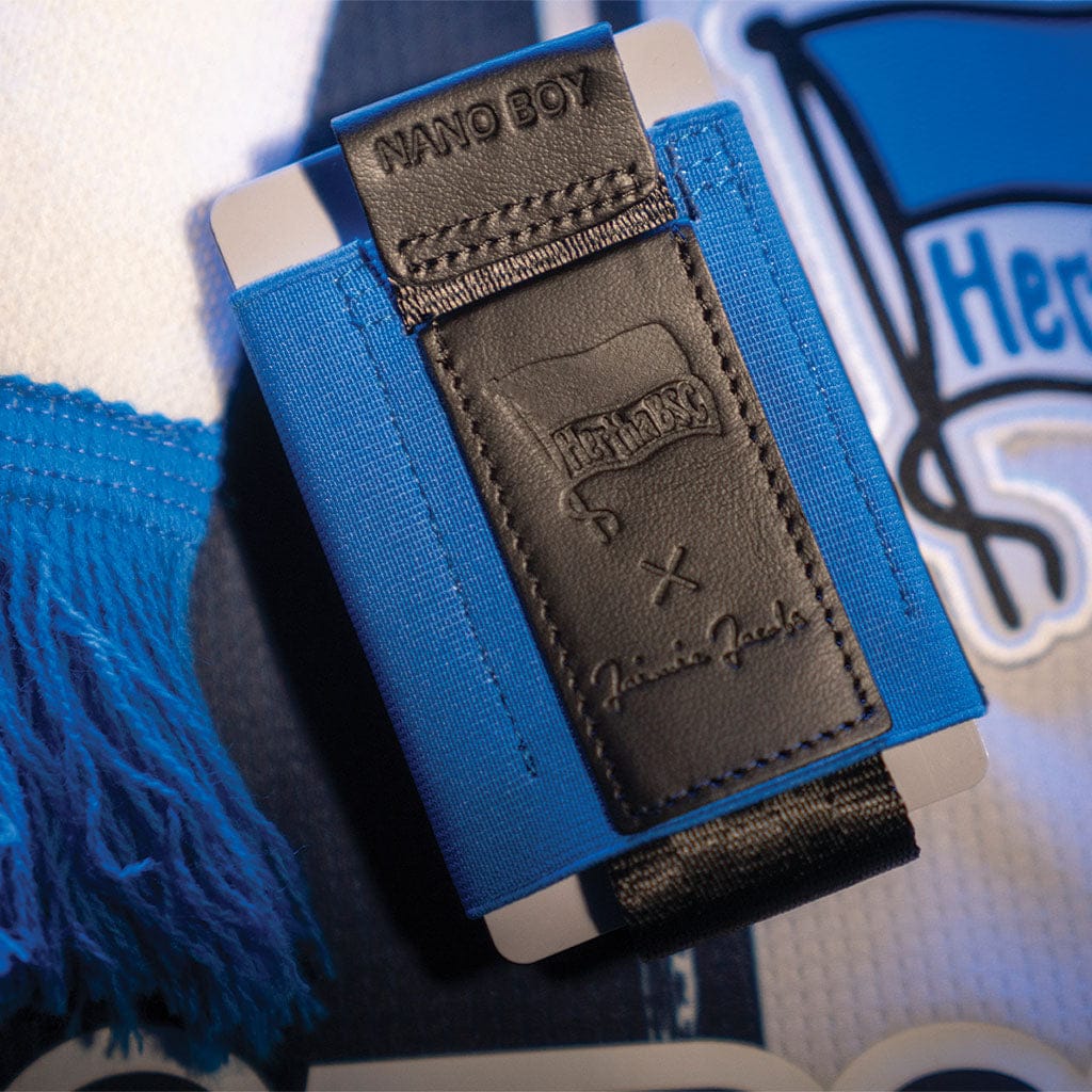 nano boy liegt auf hertha bsc trikot